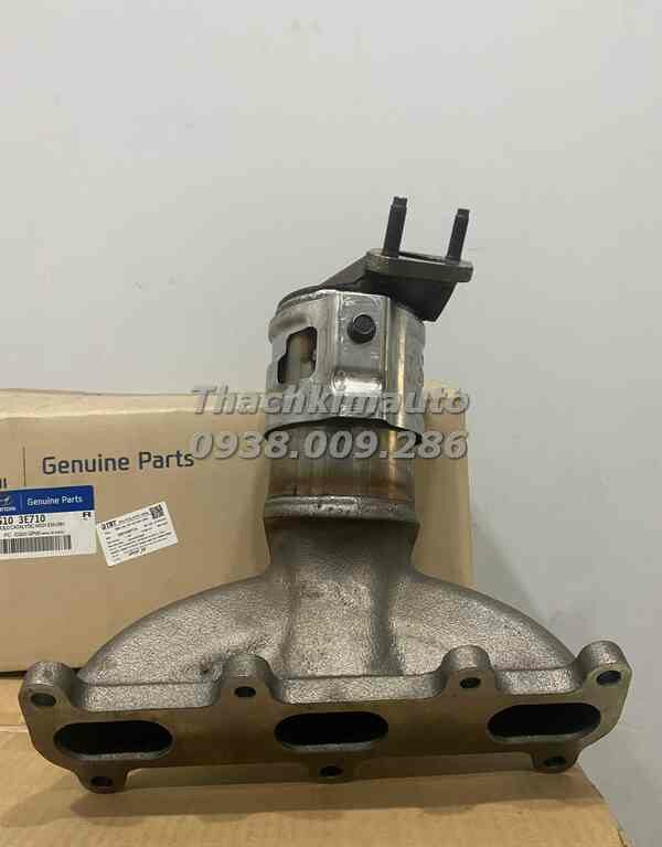 Bầu lọc khí xả bên phải Hyundai Santafe 2006