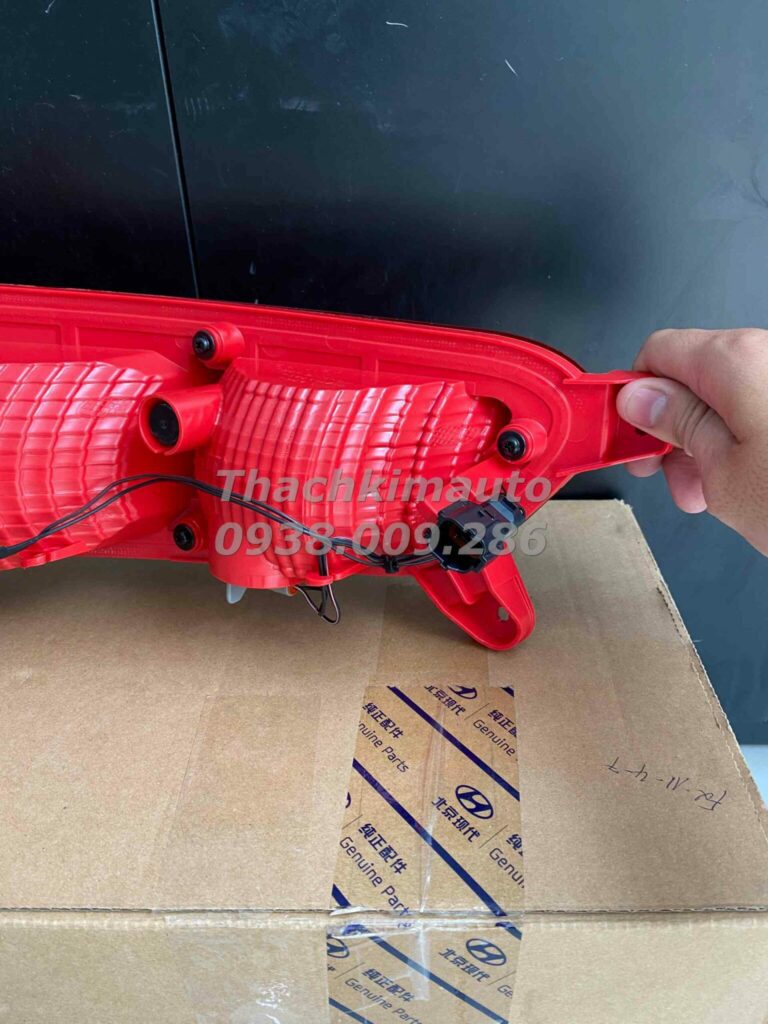 Đèn phản quang sau phải Hyundai Custin 2023 - Ảnh 4