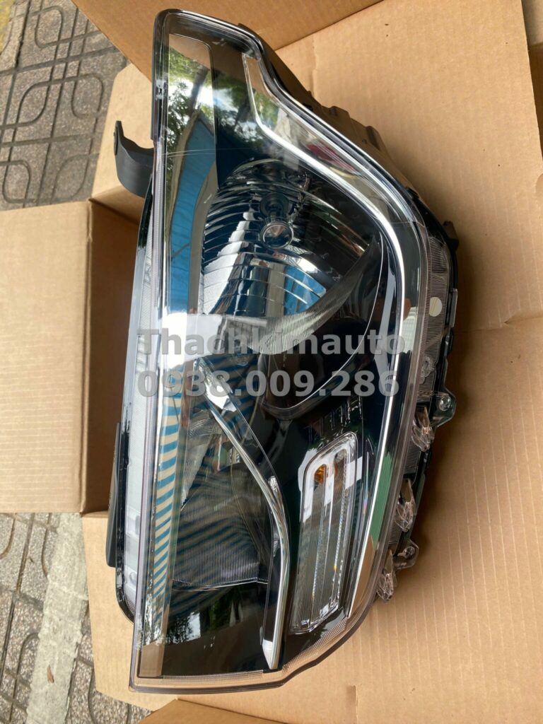 Đèn pha trái Hyundai Grand Starex 2018