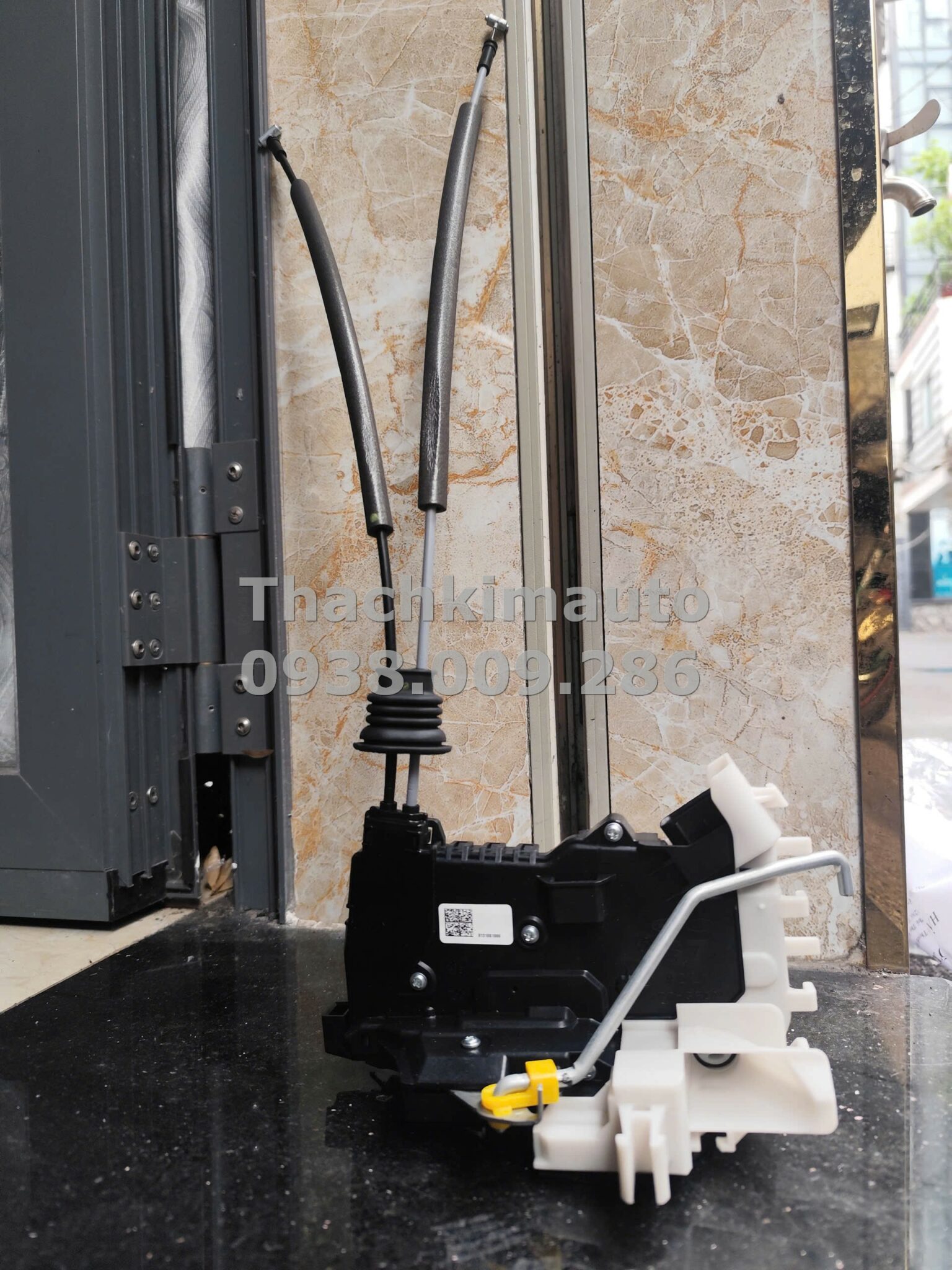 Cơ cấu khoá cửa trước trái Hyundai Santafe 2018-2021